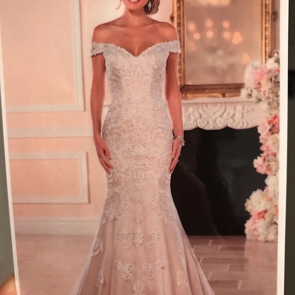 STELLA YORK WEDDING DRESS! Size NEVER WORN!